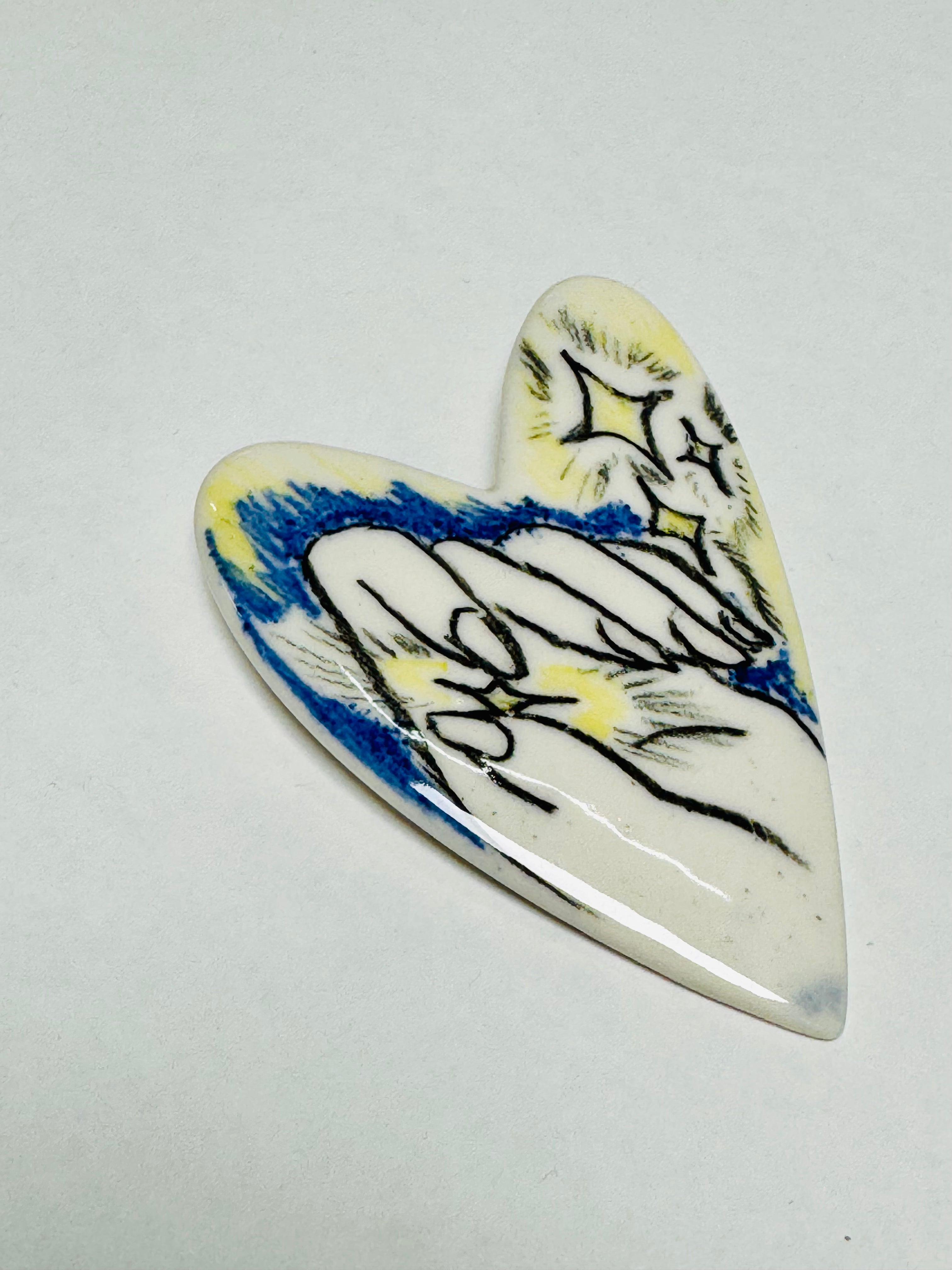 Brosa portelan inima mica ilustrata 1