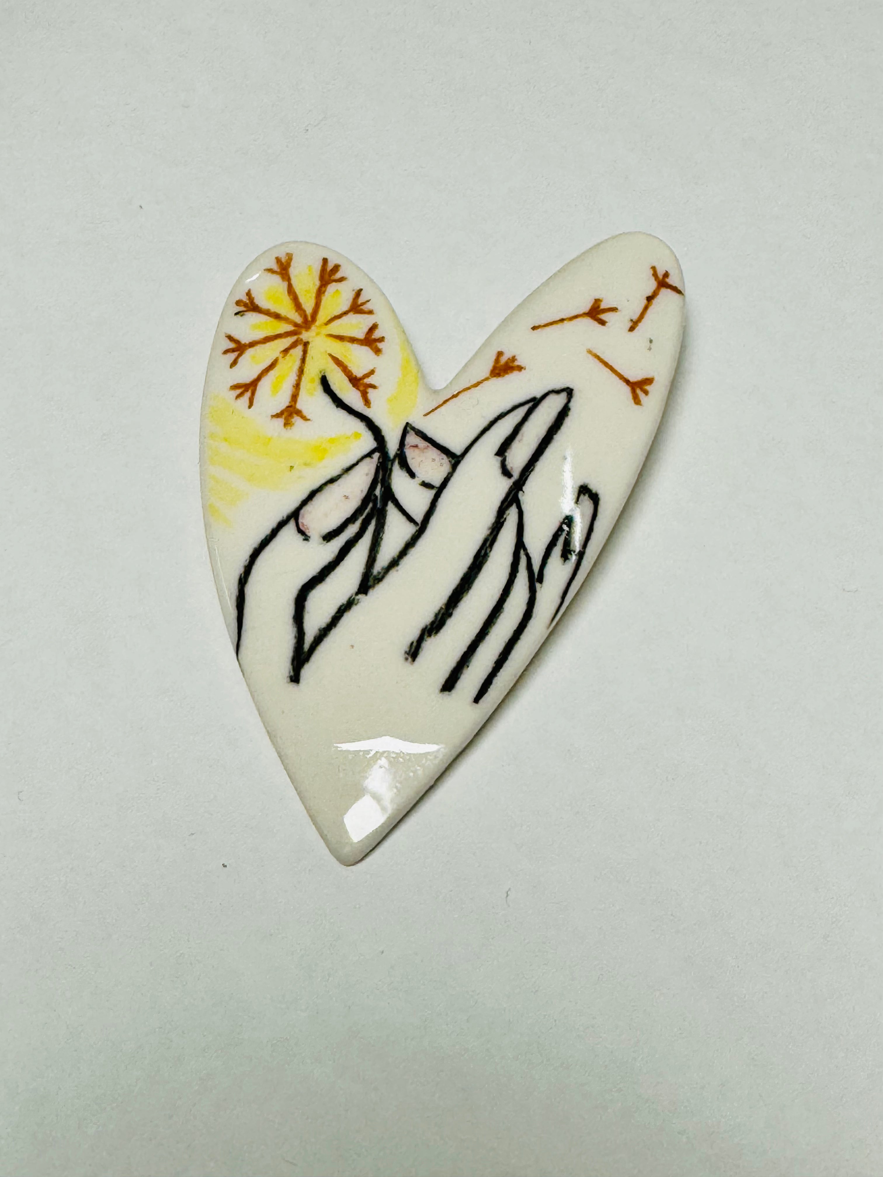 Brosa portelan inima mica ilustrata 2