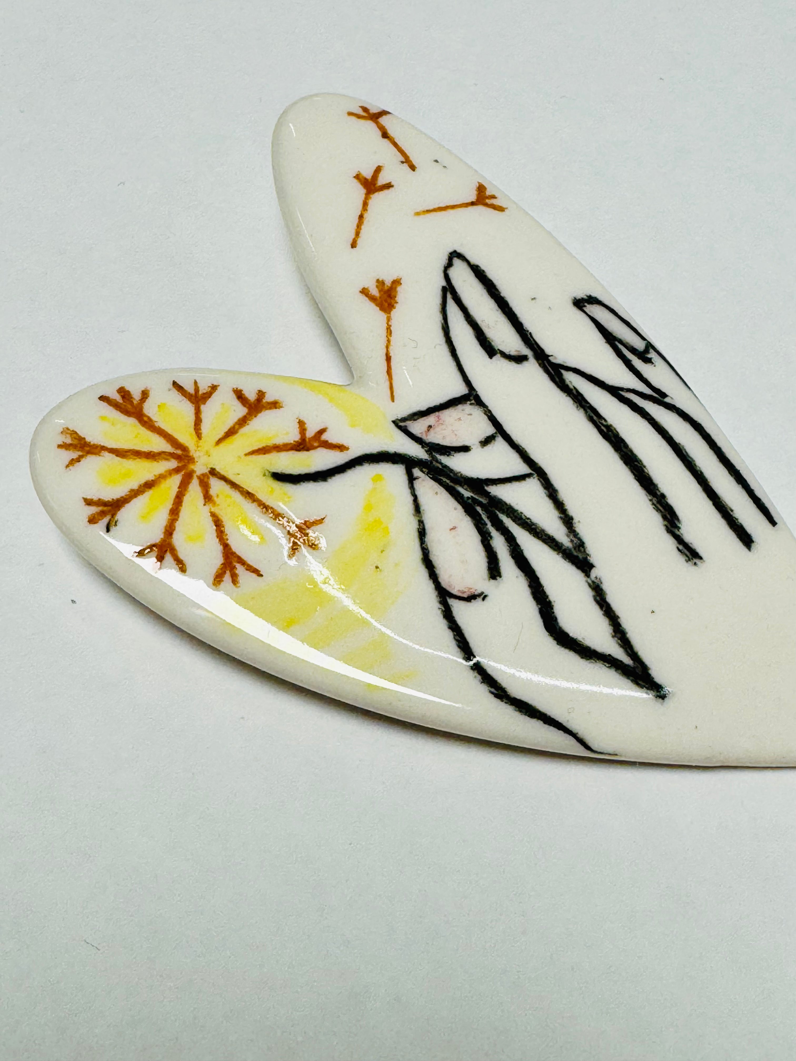 Brosa portelan inima mica ilustrata 2