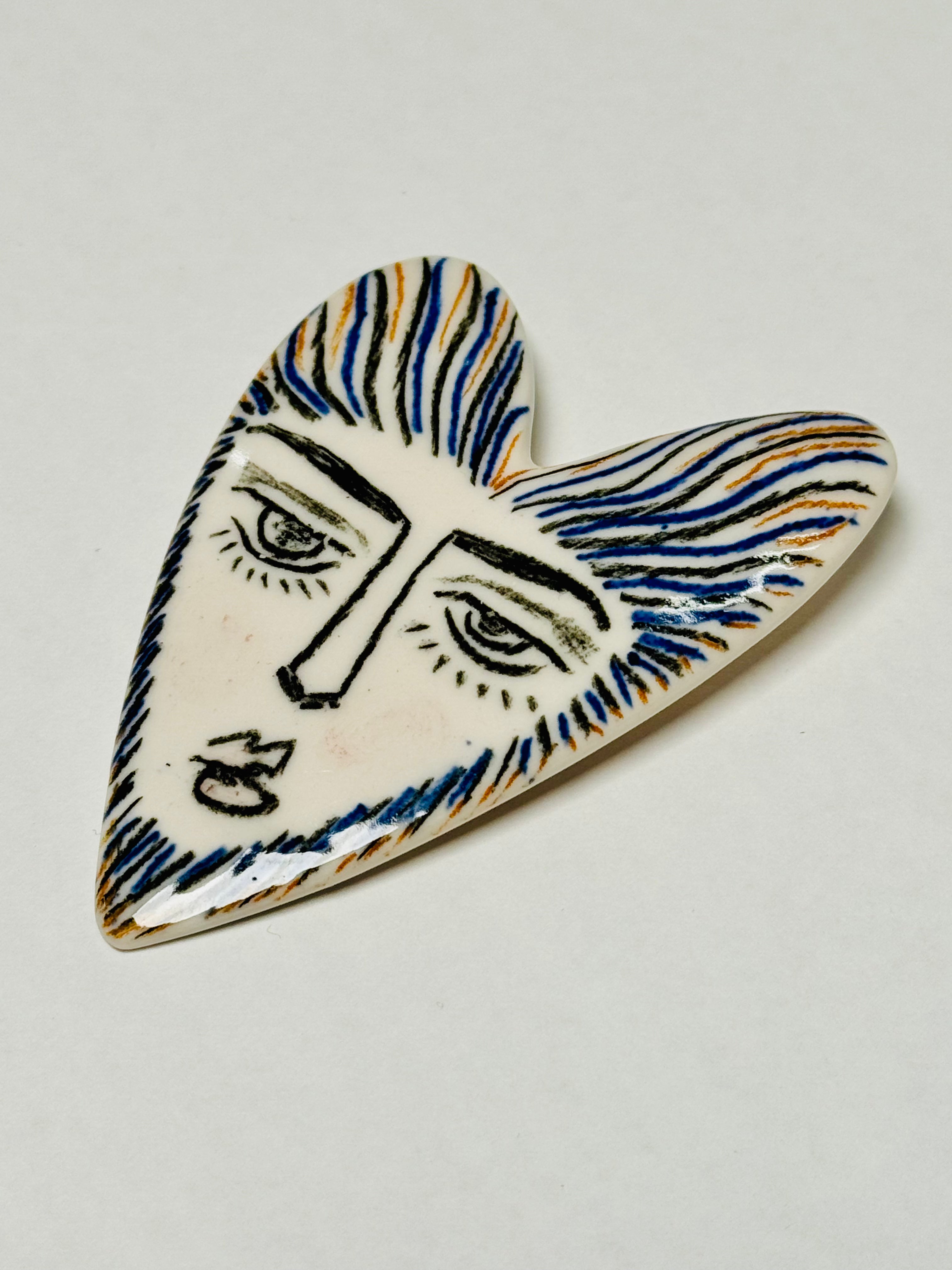 Brosa portelan inima mica ilustrata 3