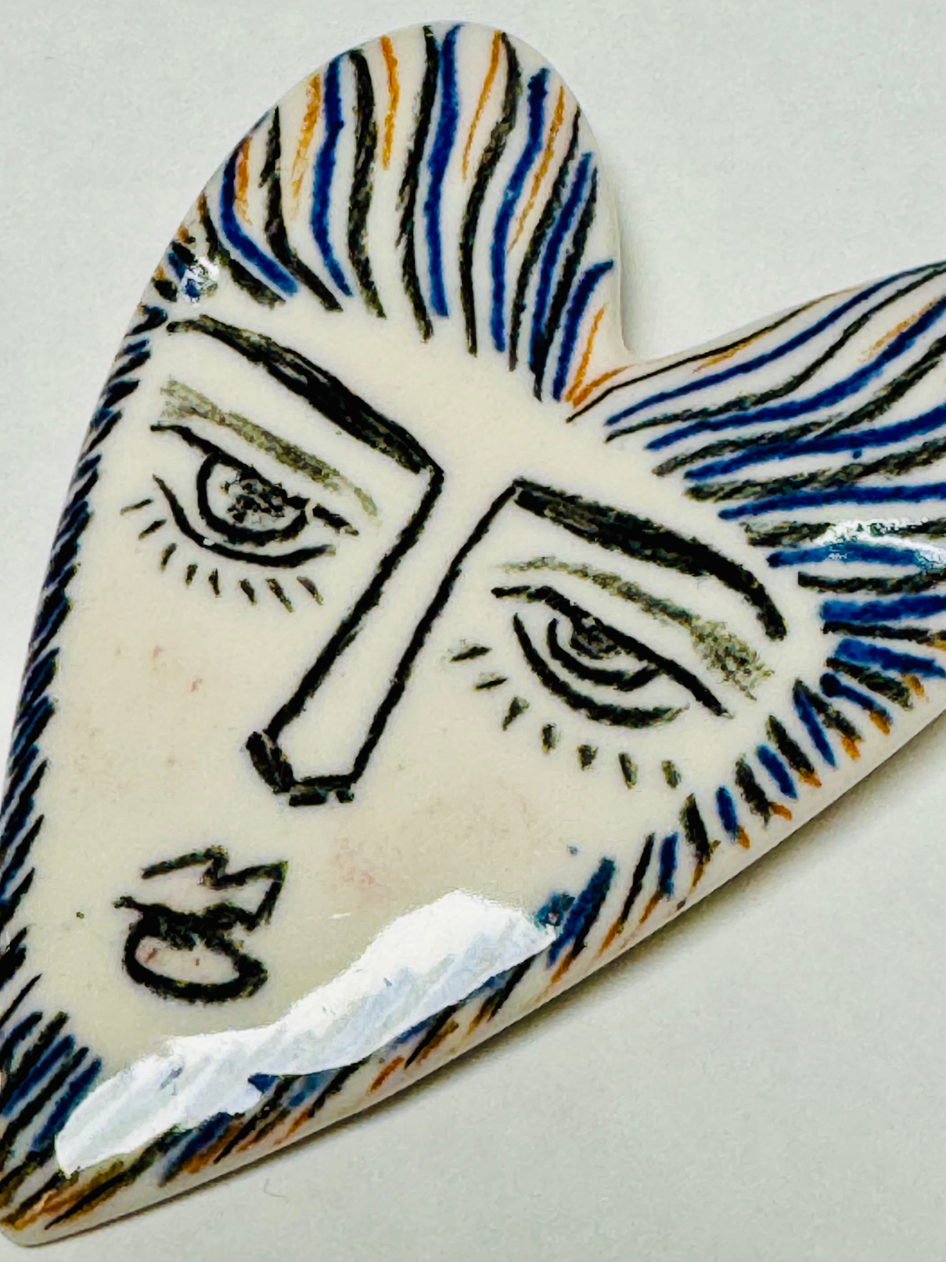 Brosa portelan inima mica ilustrata 3