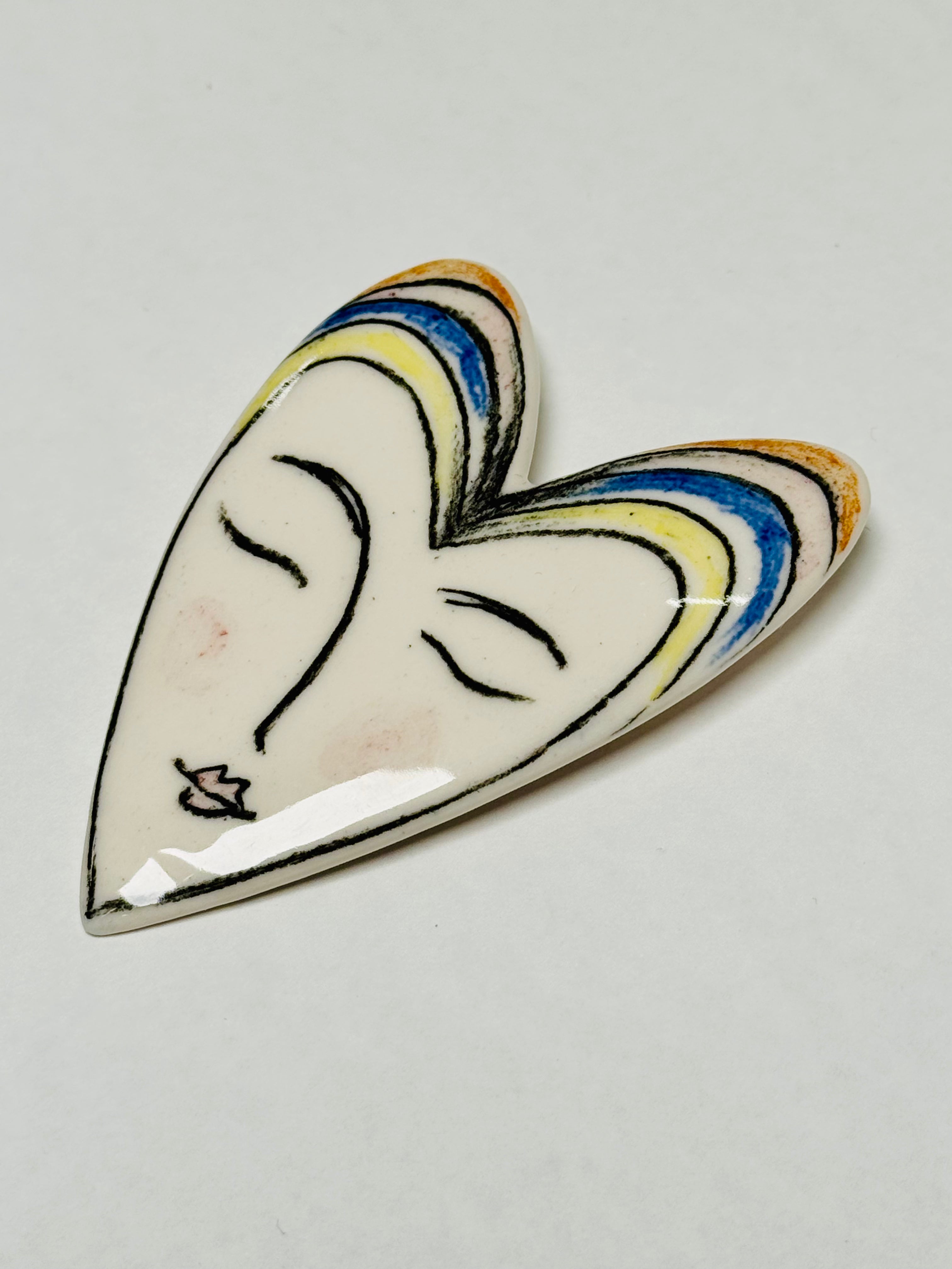 Brosa portelan inima mica ilustrata 4