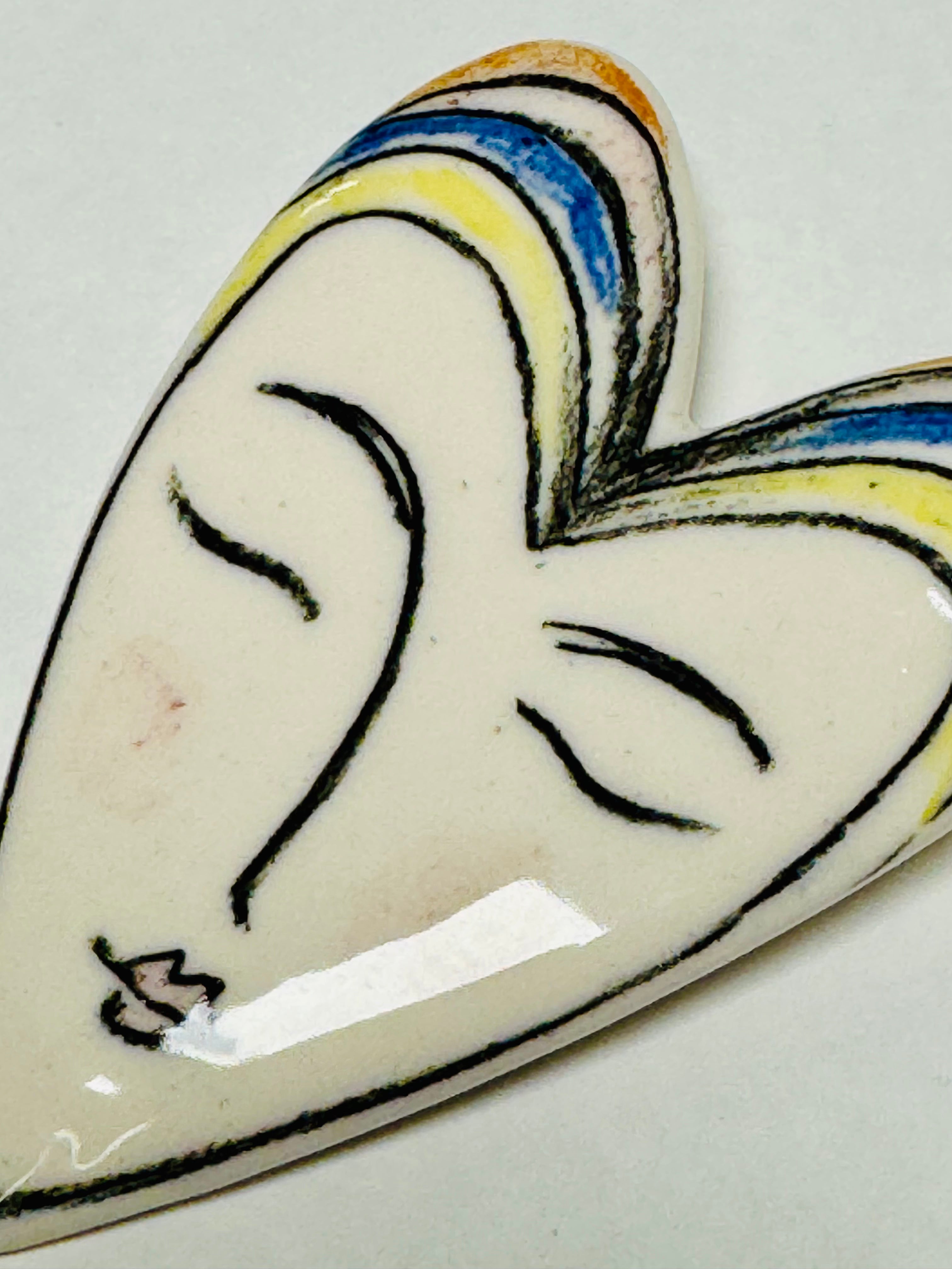 Brosa portelan inima mica ilustrata 4