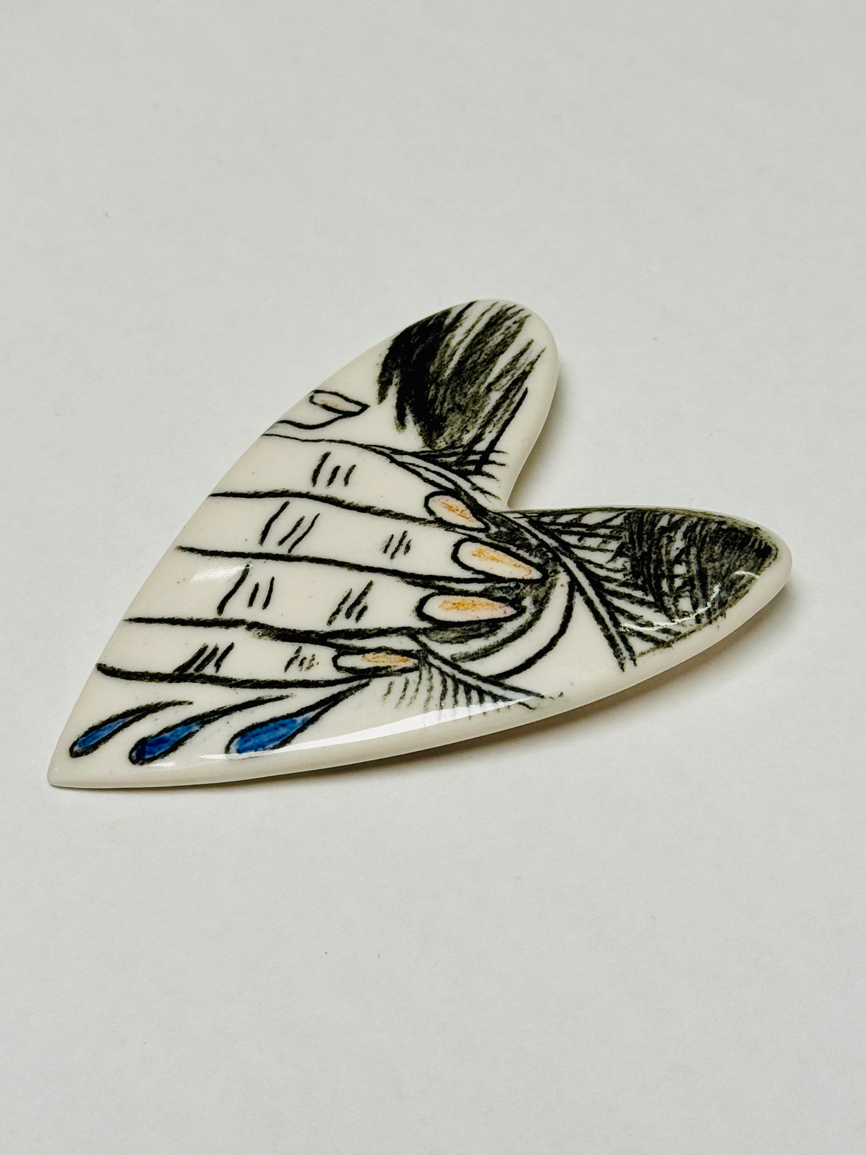 Brosa portelan inima mica ilustrata 5