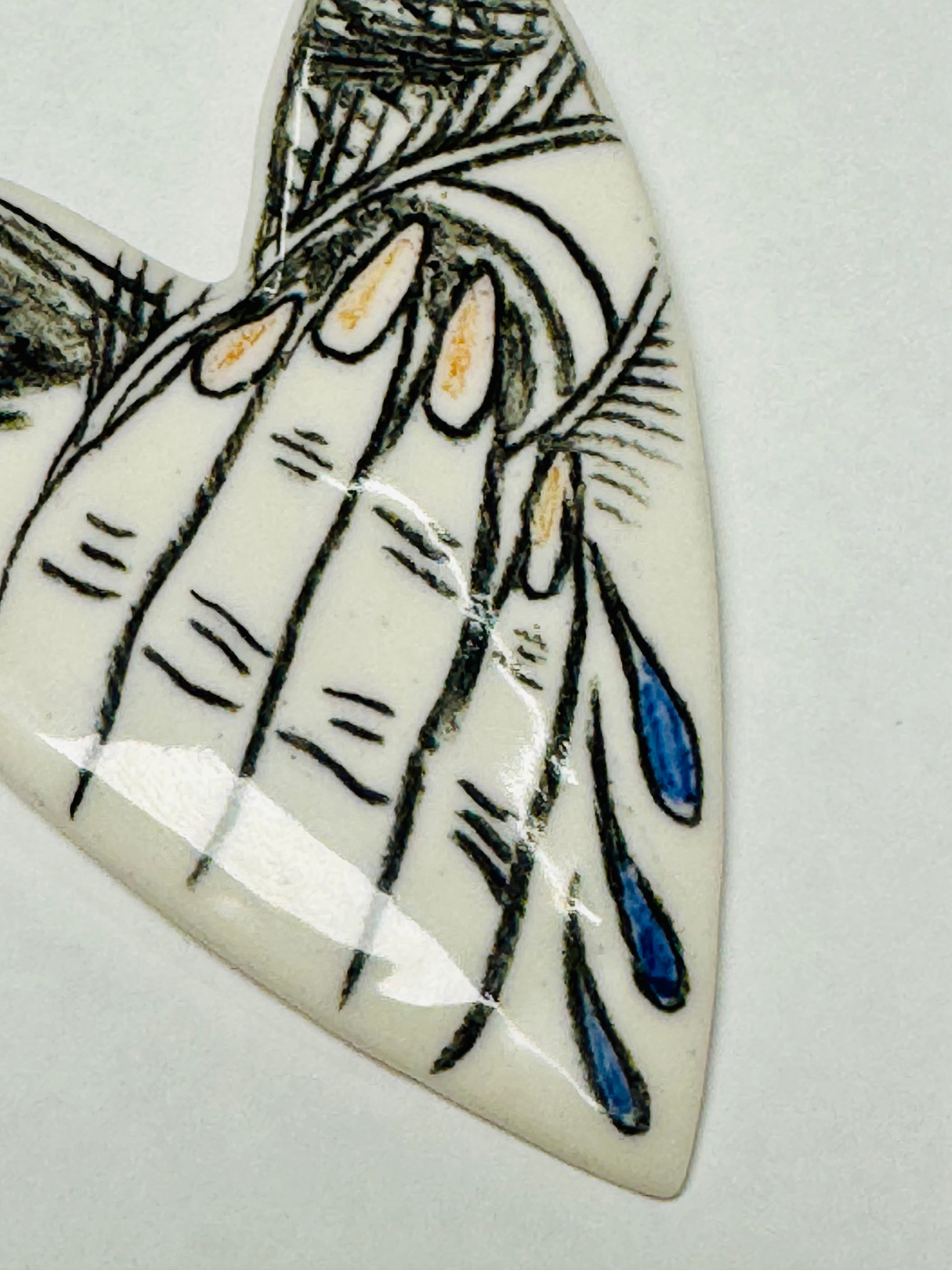 Brosa portelan inima mica ilustrata 5