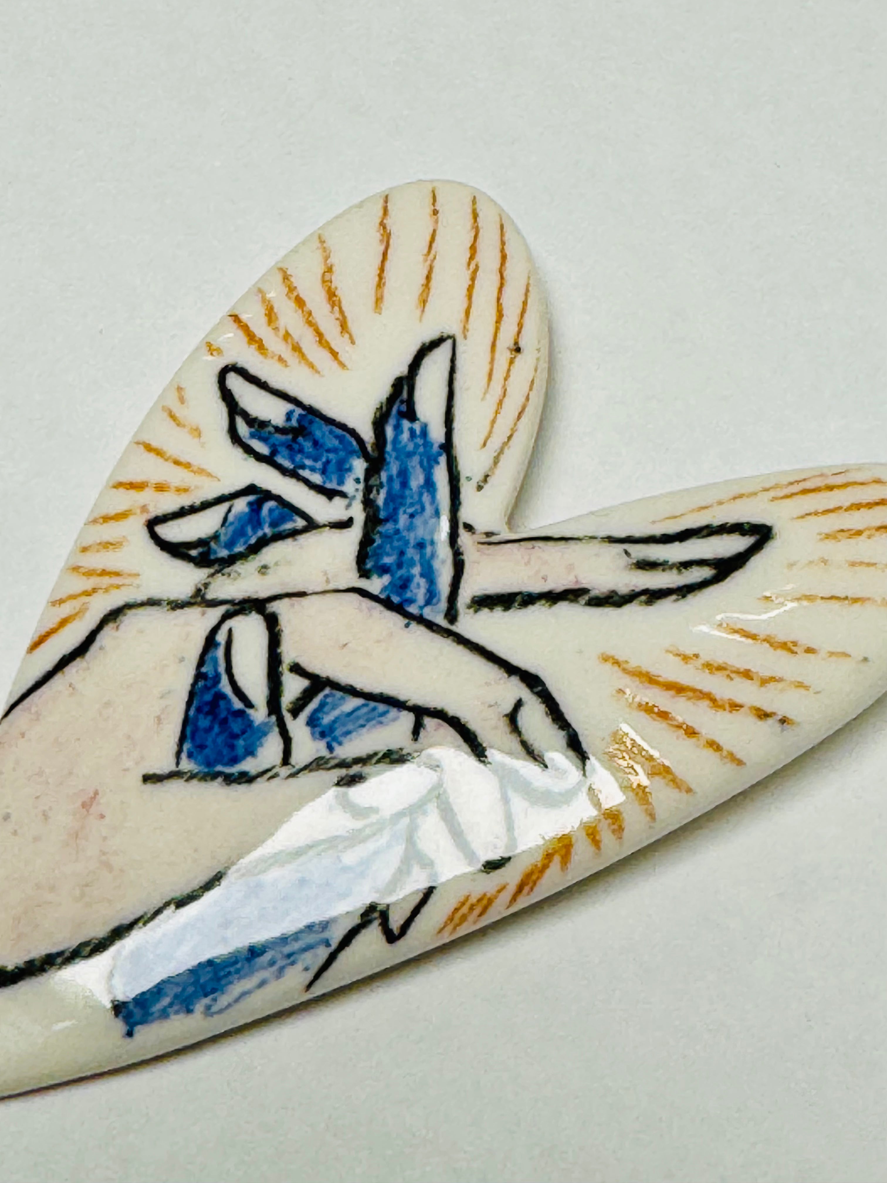 Brosa portelan inima mica ilustrata 6