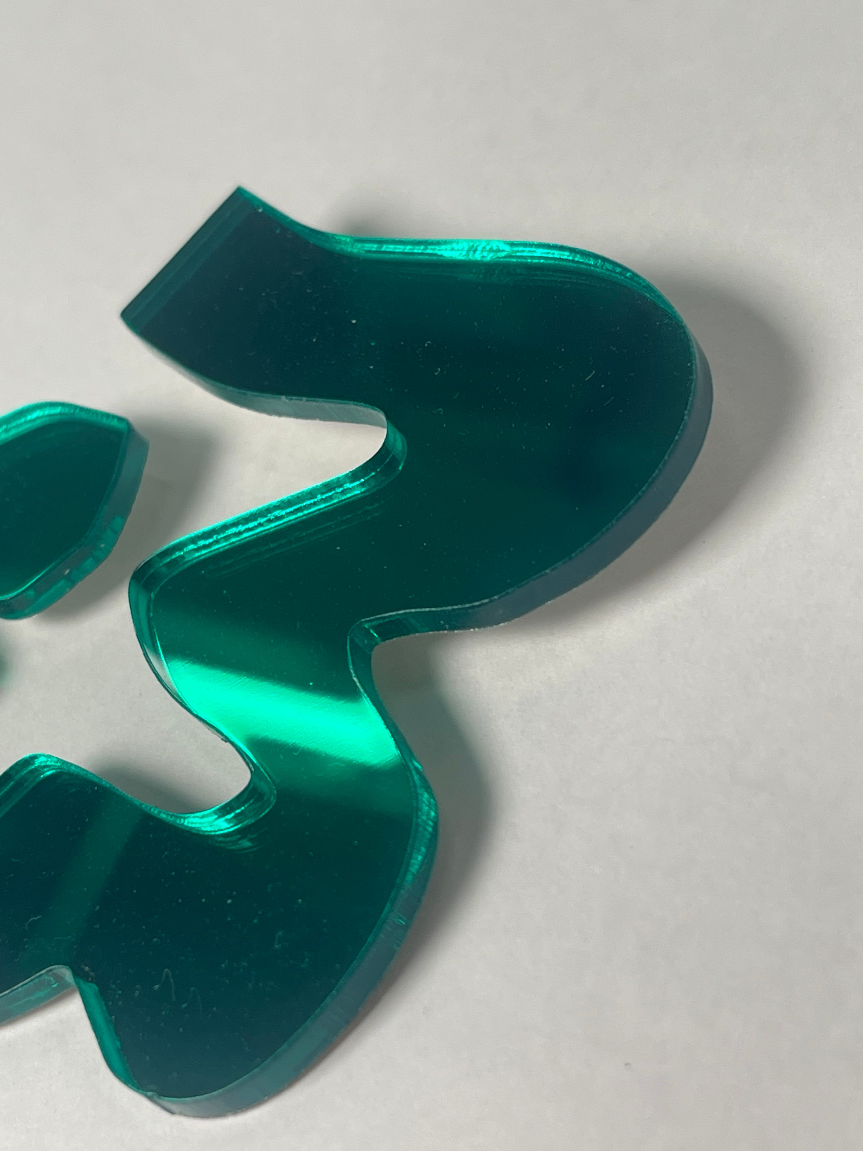 Broșă plexiglas "Introvert"