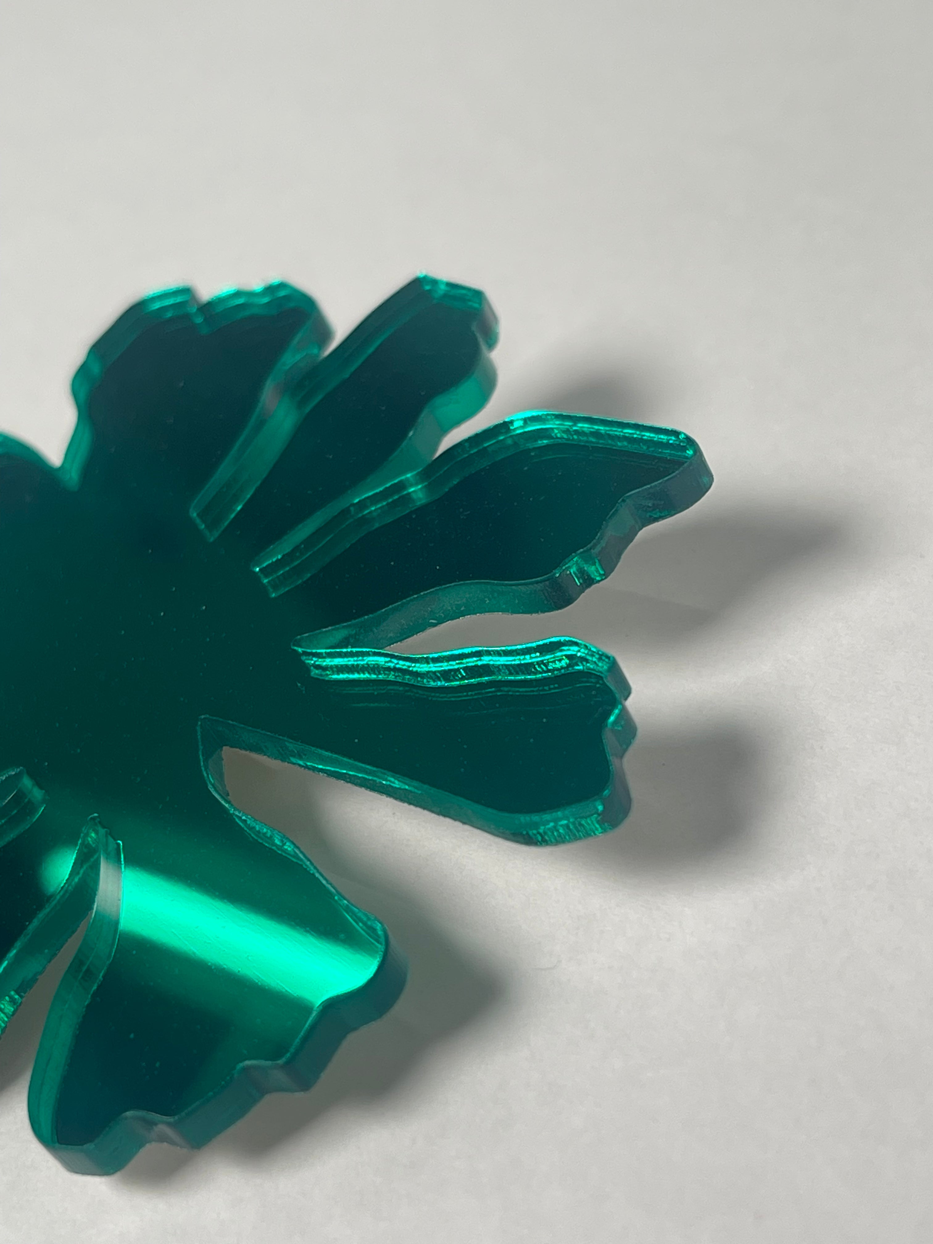 Broșă plexiglas "Petale"