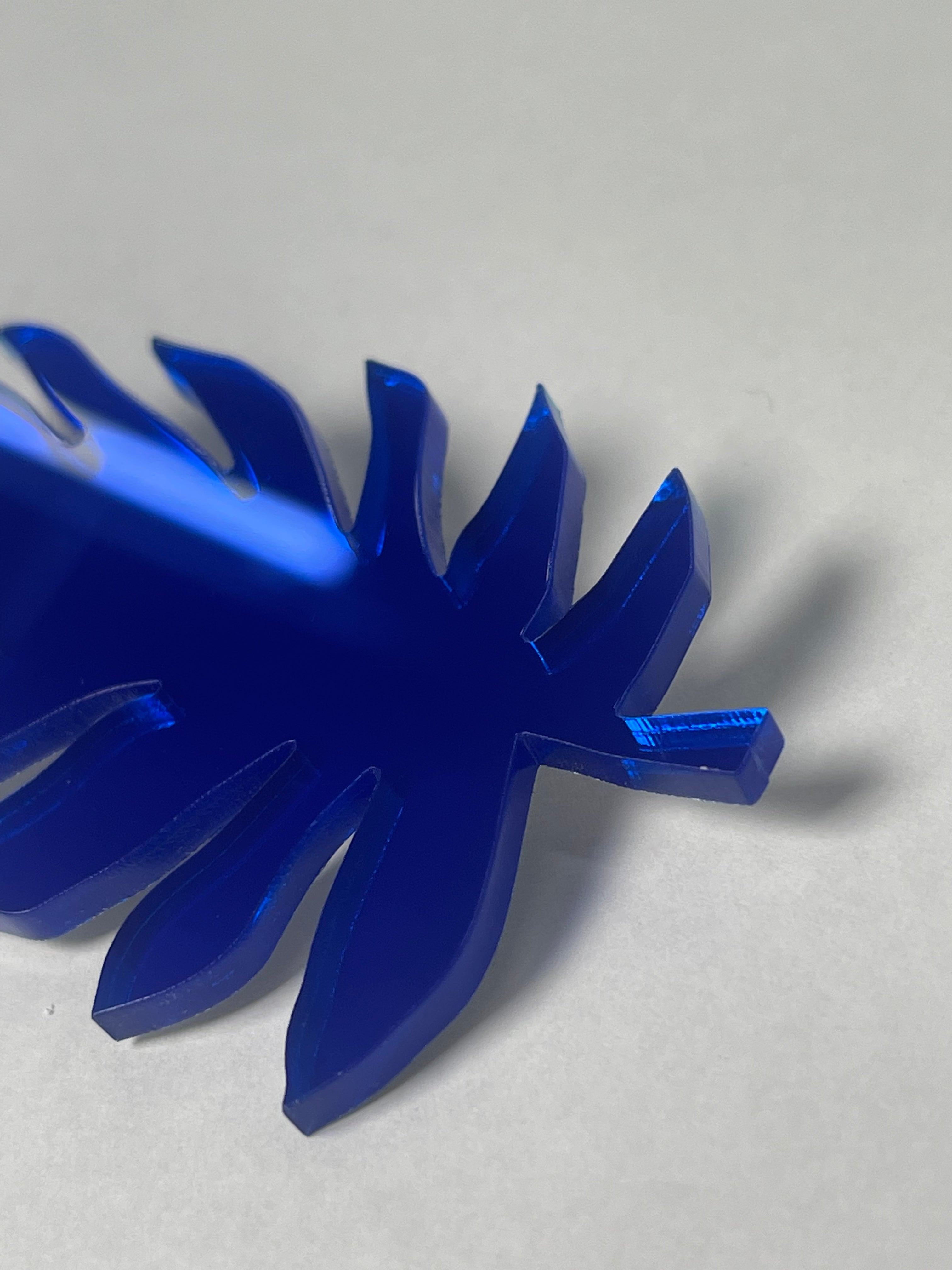 Broșă plexiglas "Tăioasă"