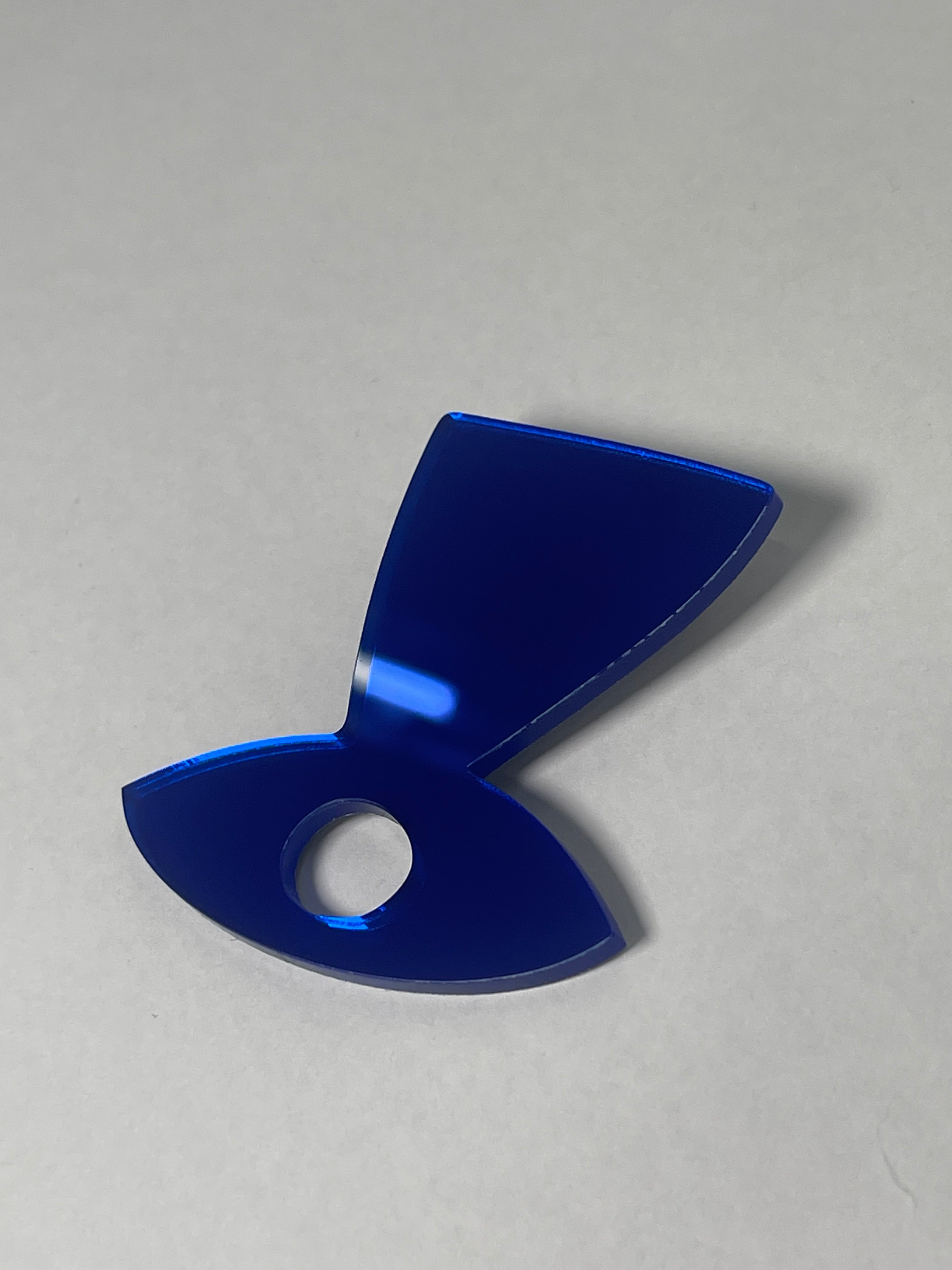 Broșă plexiglas "Ascuns"