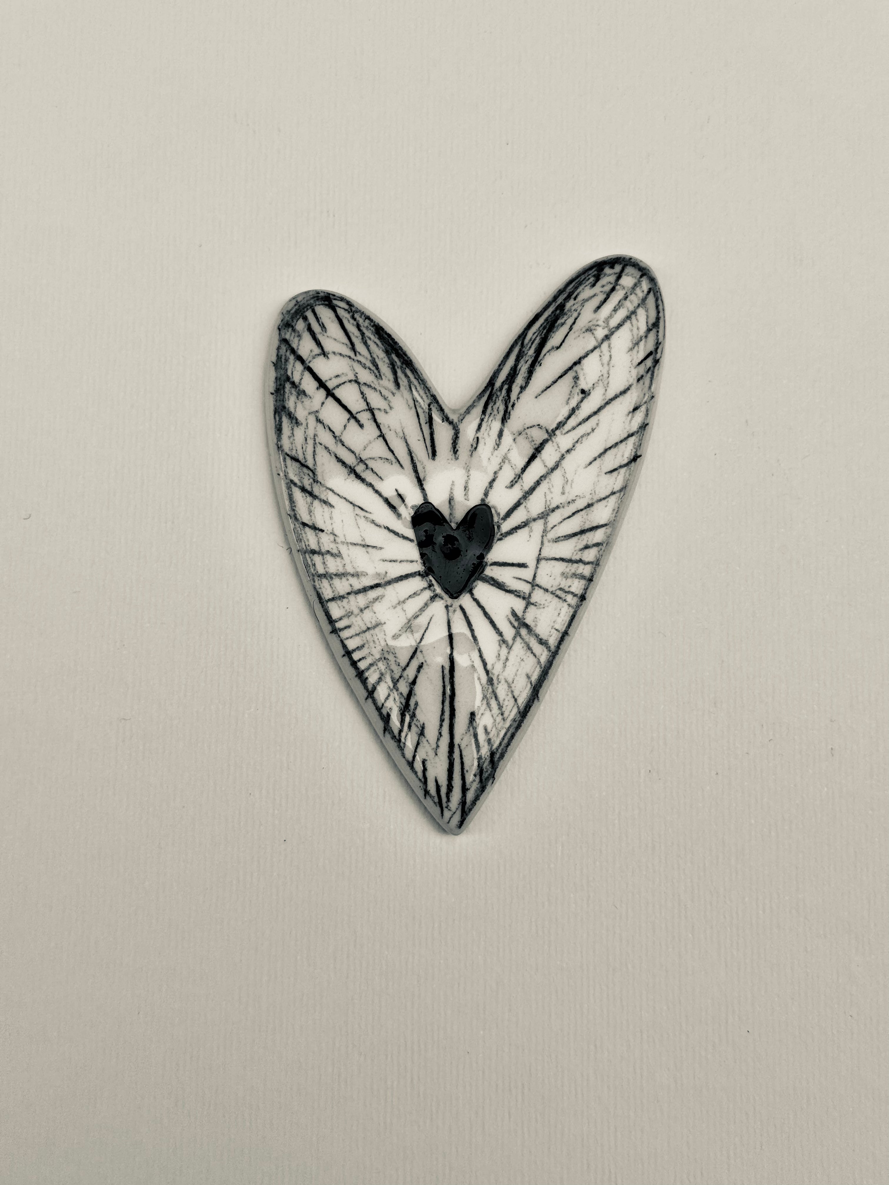 Brosa portelan inima mica ilustrata 1
