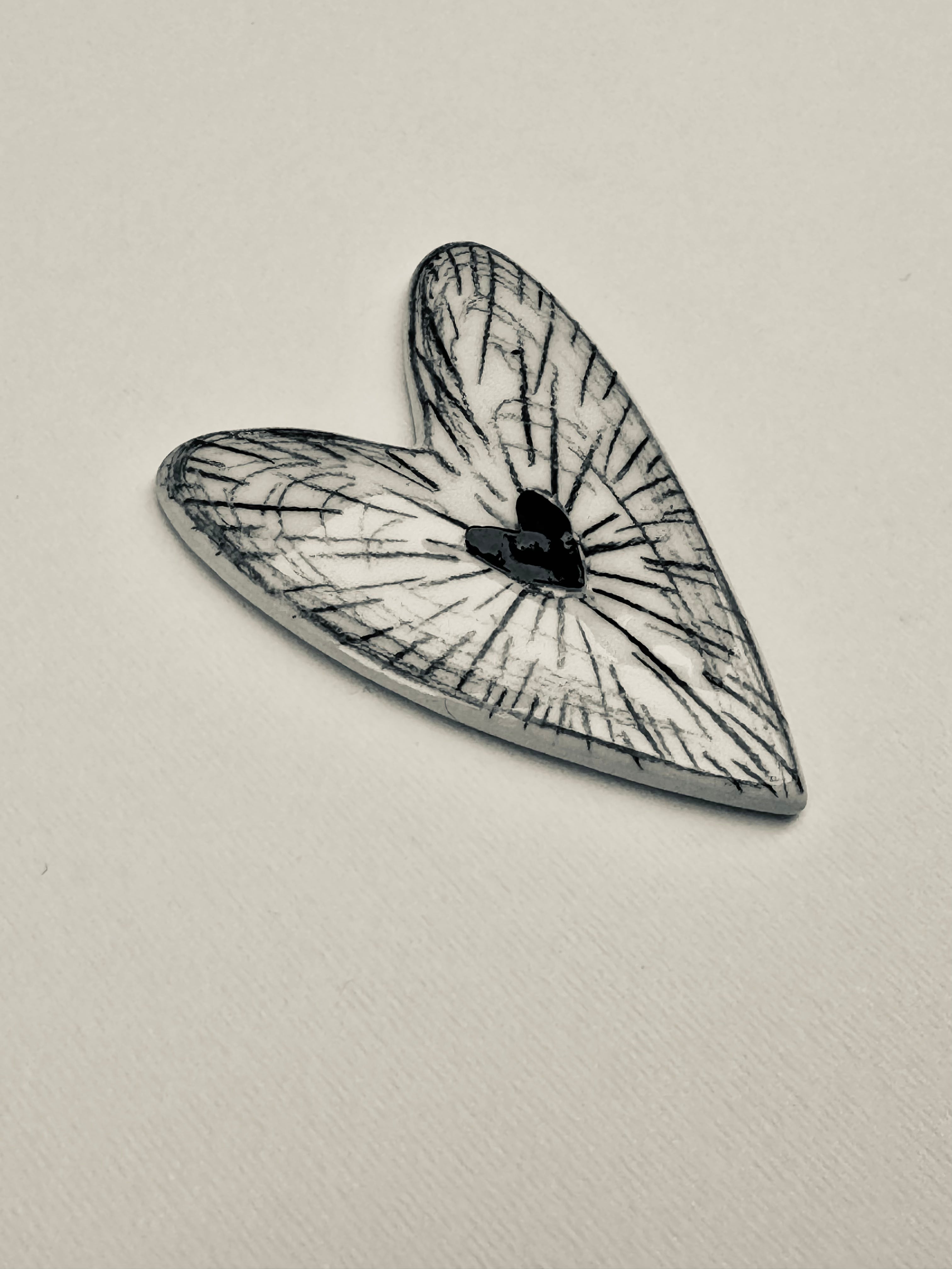Brosa portelan inima mica ilustrata 1