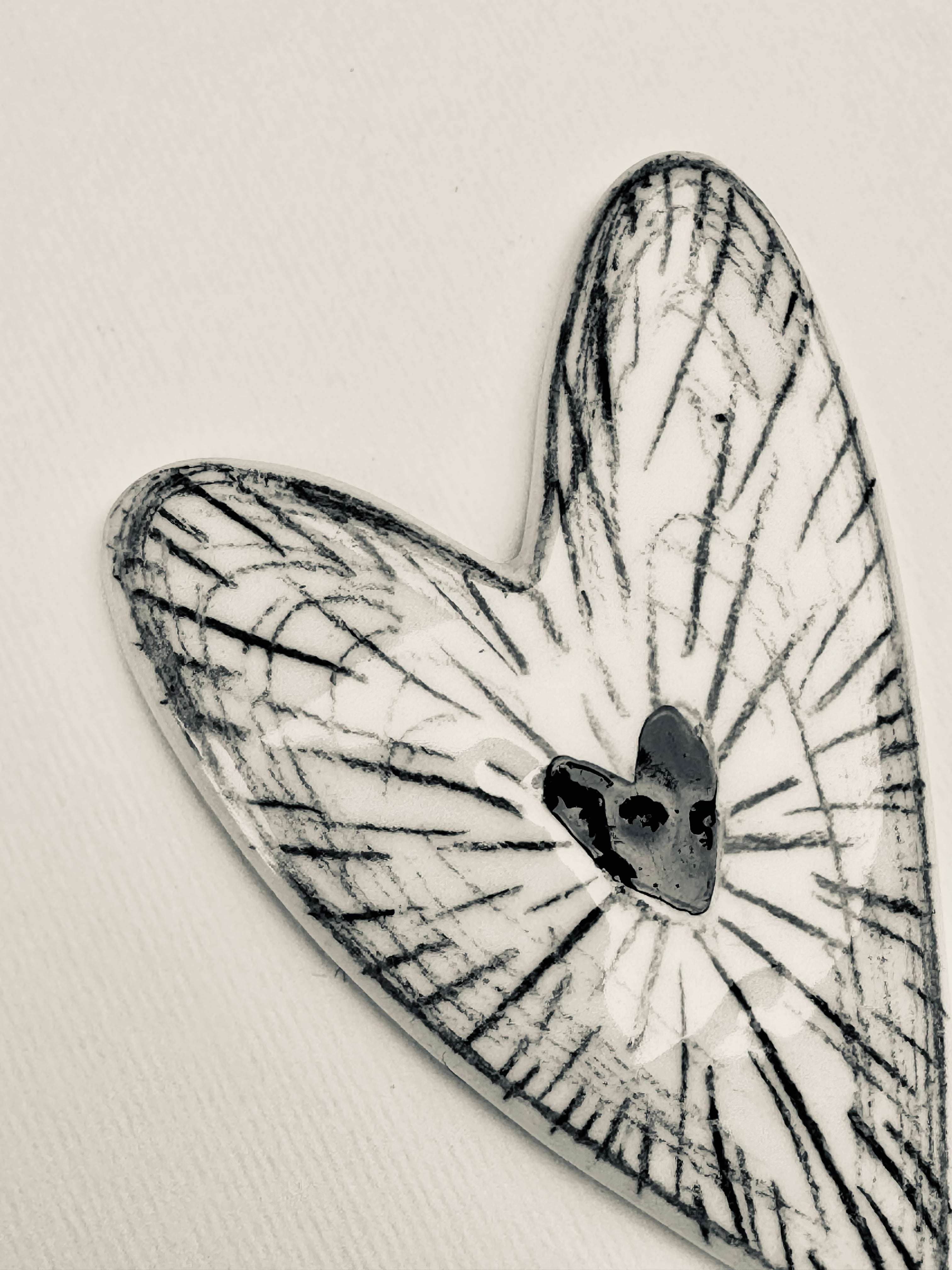 Brosa portelan inima mica ilustrata 1