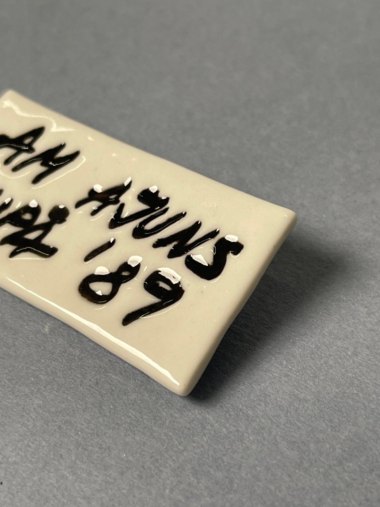 Broșă porțelan "Am ajuns după '89" - Diana Vasilescu - Accesorii Bijuterie