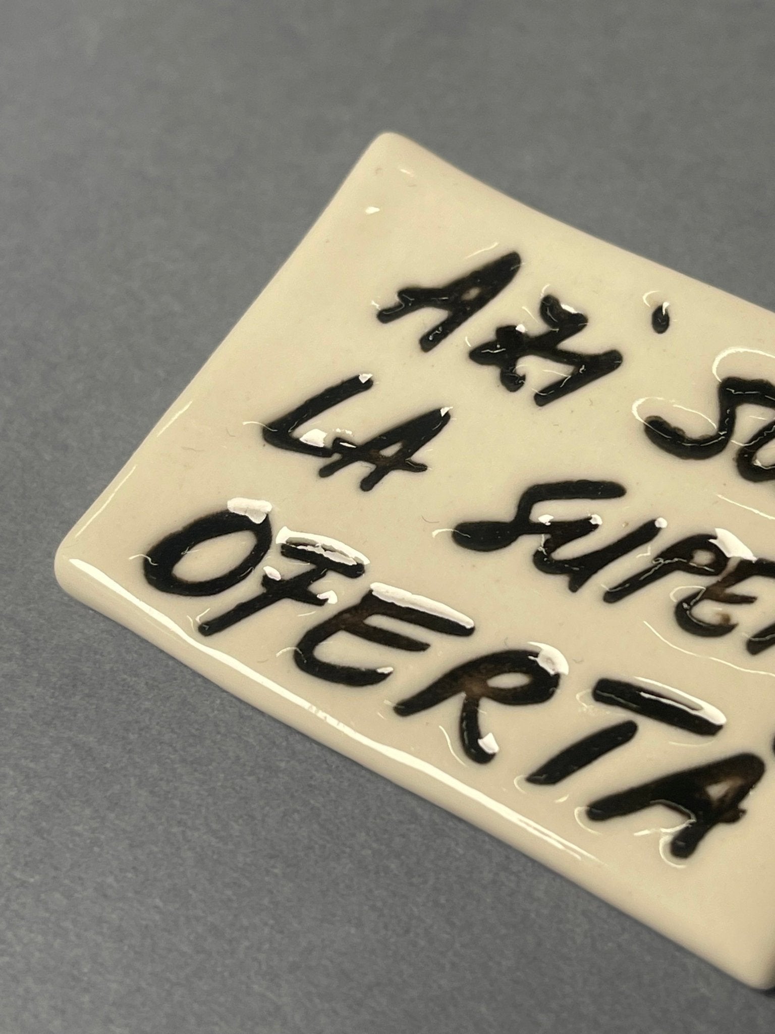 Broșă porțelan "Azi sunt la super ofertă" - Diana Vasilescu - Accesorii Bijuterie