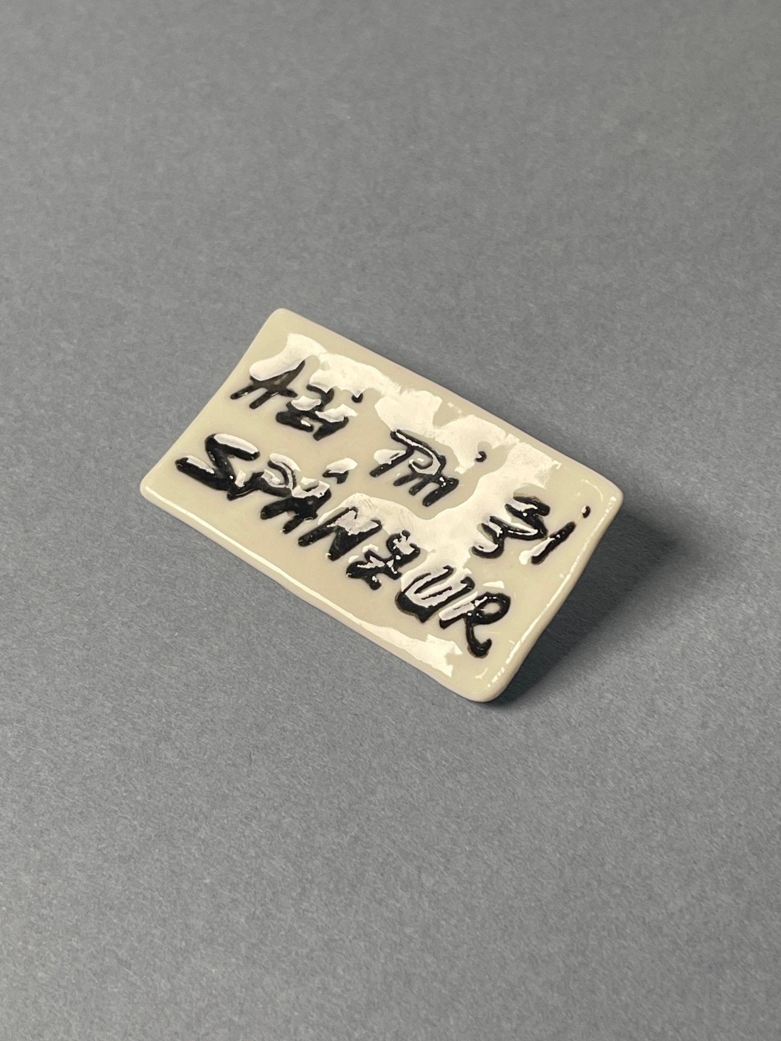 Broșă porțelan "Azi tai și spânzur" - Diana Vasilescu - Accesorii Bijuterie