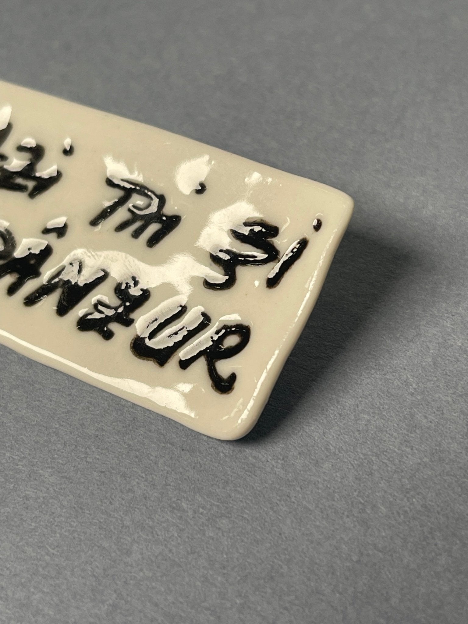 Broșă porțelan "Azi tai și spânzur" - Diana Vasilescu - Accesorii Bijuterie