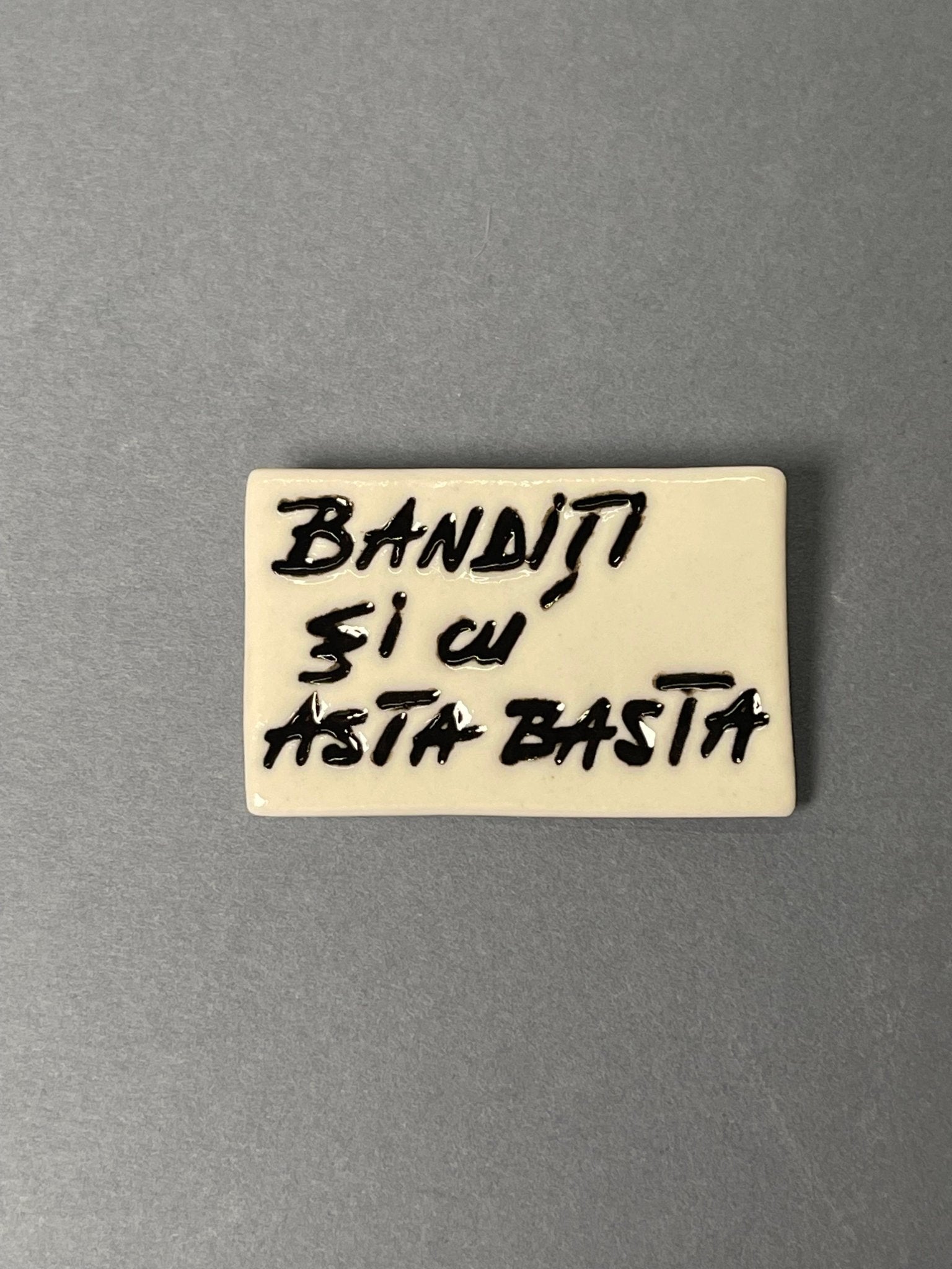 Broșă porțelan "Bandiți și cu asta basta" - Diana Vasilescu - Accesorii Bijuterie