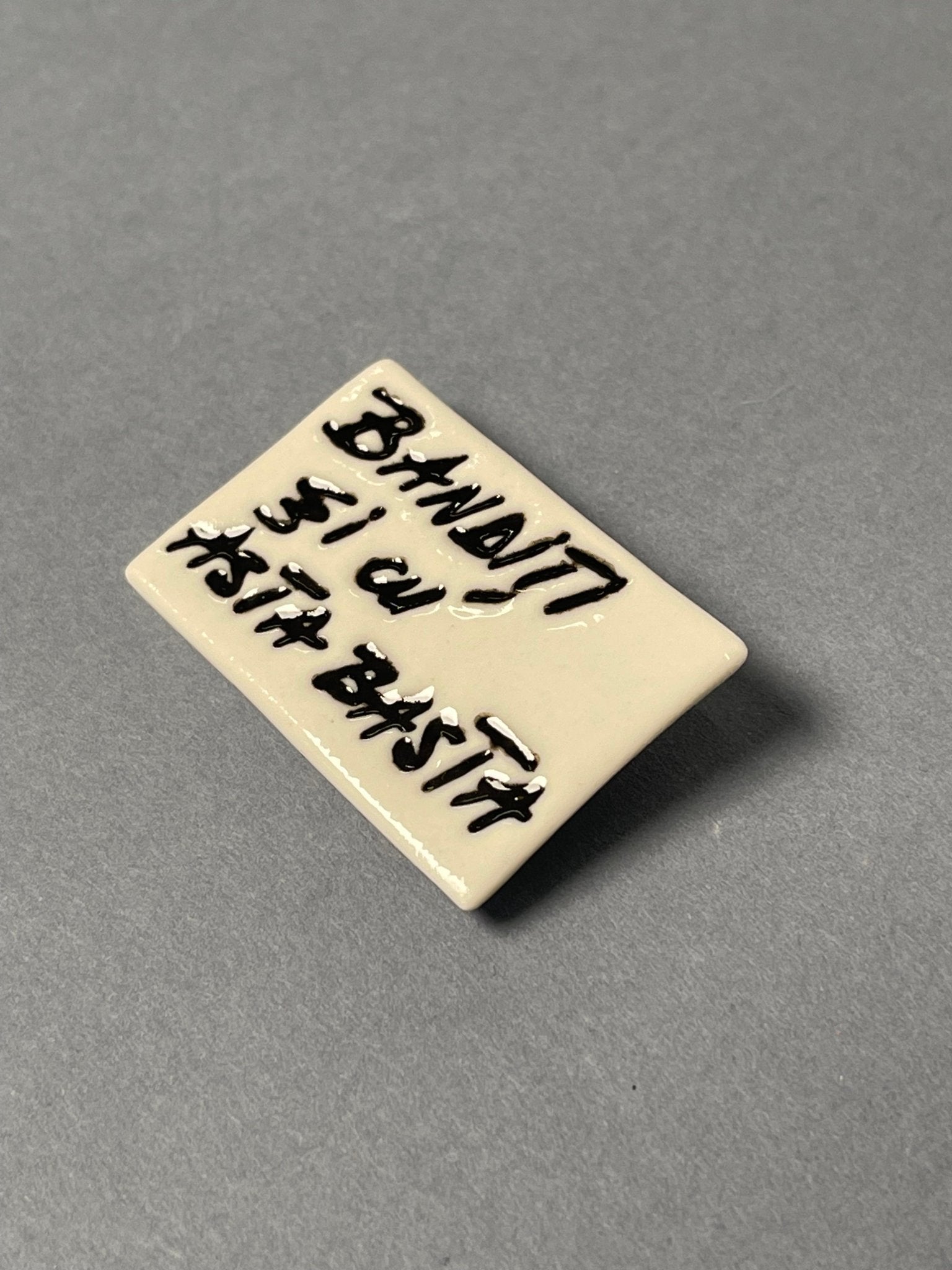 Broșă porțelan "Bandiți și cu asta basta" - Diana Vasilescu - Accesorii Bijuterie