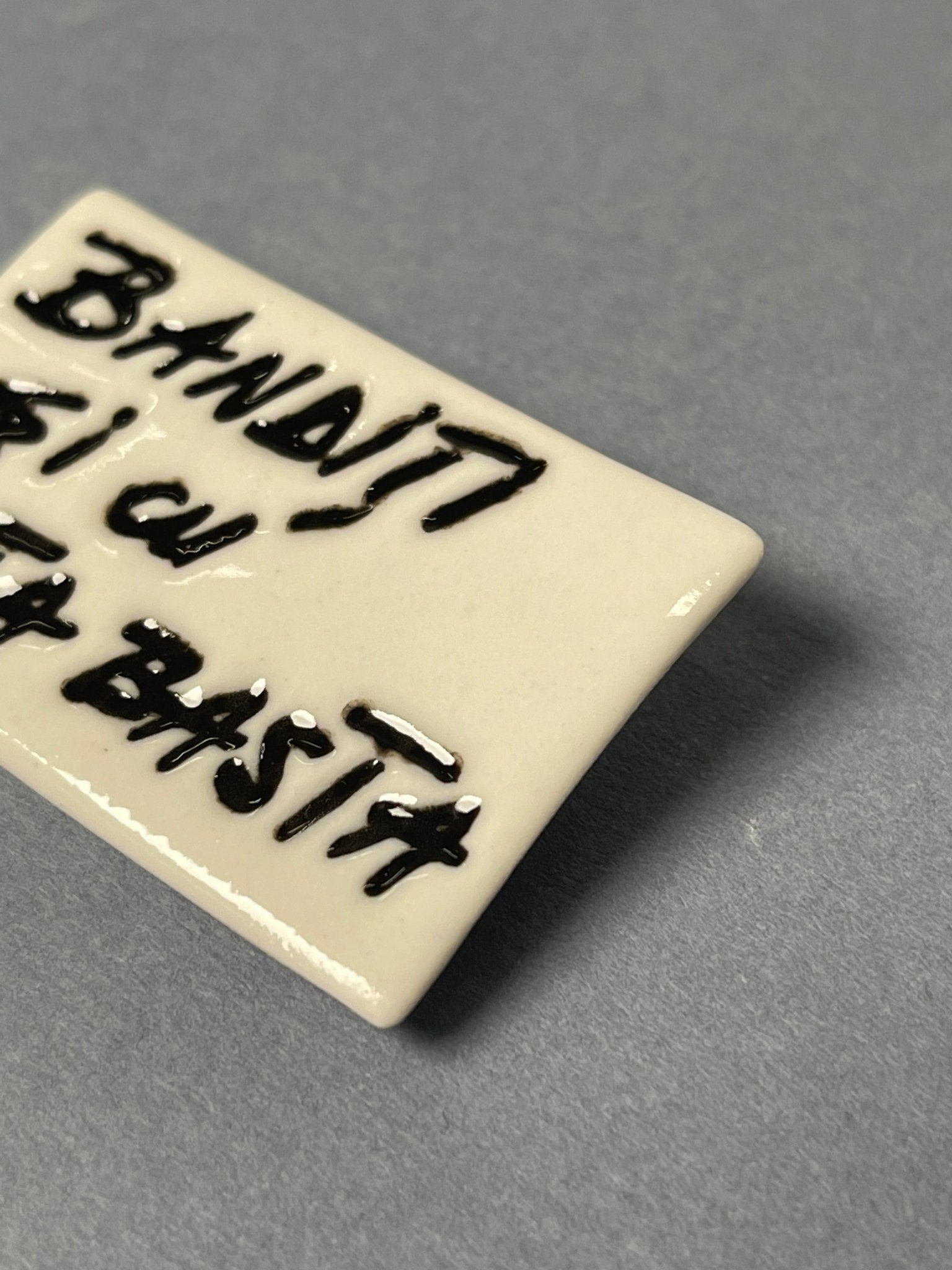 Broșă porțelan "Bandiți și cu asta basta" - Diana Vasilescu - Accesorii Bijuterie