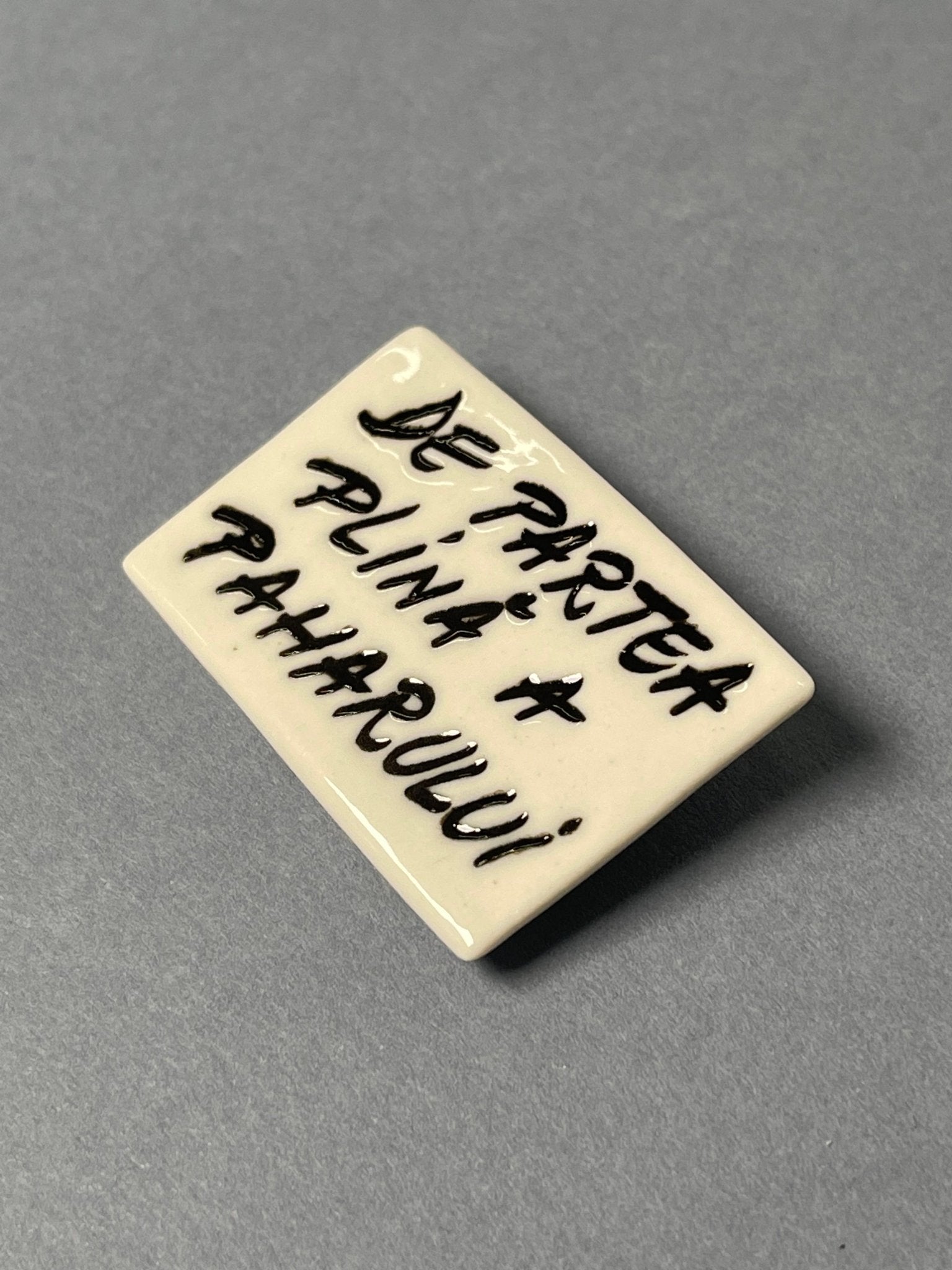 Broșă porțelan "De partea plină a paharului" - Diana Vasilescu - Accesorii Bijuterie