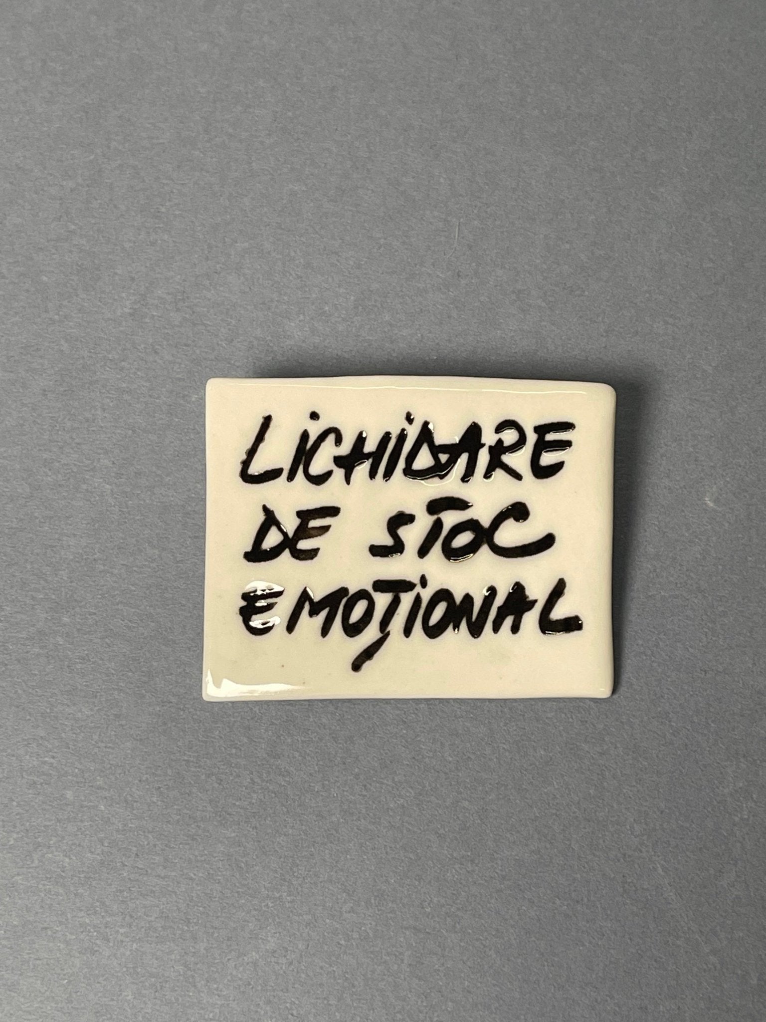 Broșă porțelan "Lichidare de stoc emoțional" - Diana Vasilescu - Accesorii Bijuterie