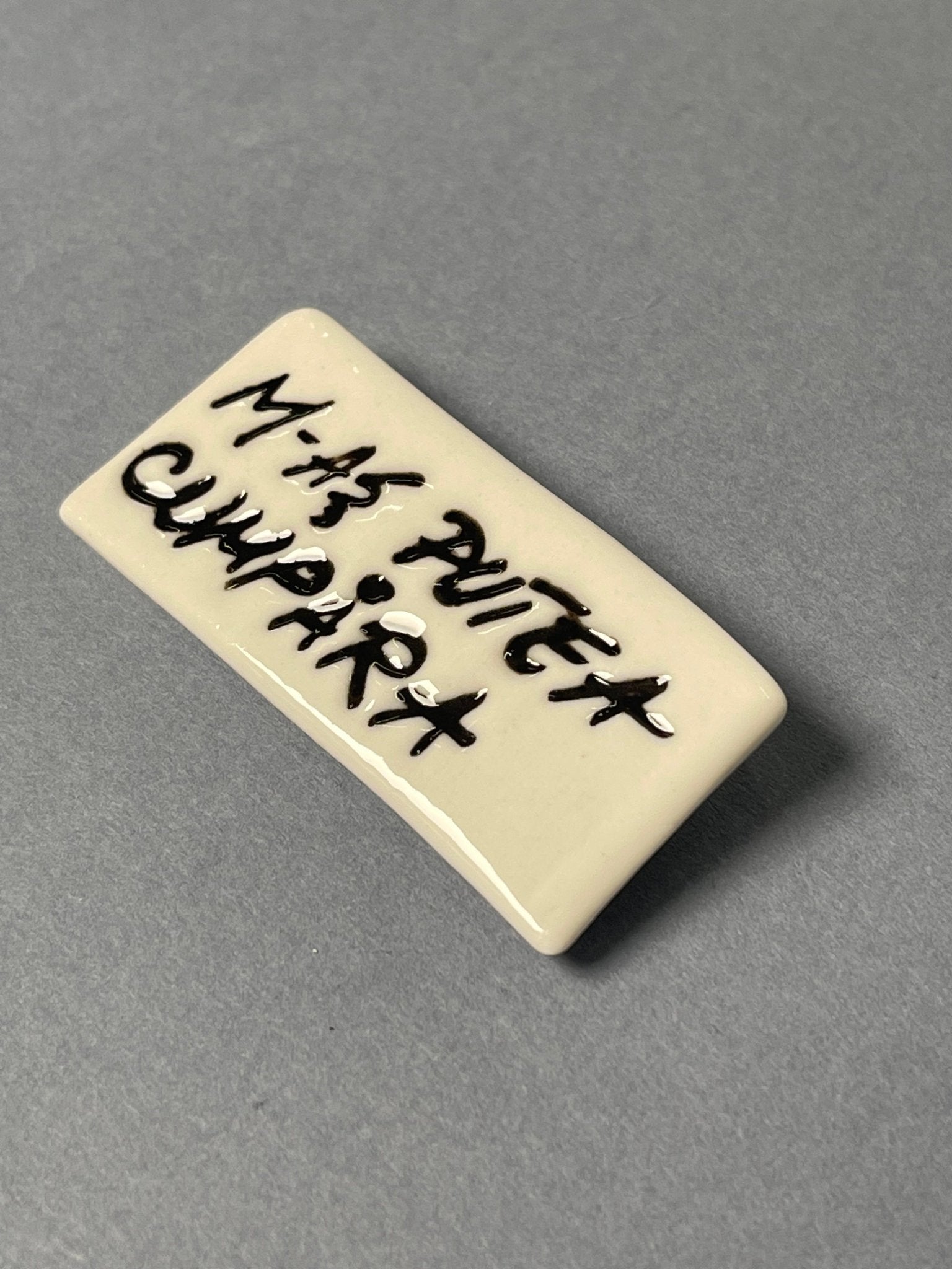 Broșă porțelan "M - aș putea cumpăra" - Diana Vasilescu - Accesorii Bijuterie