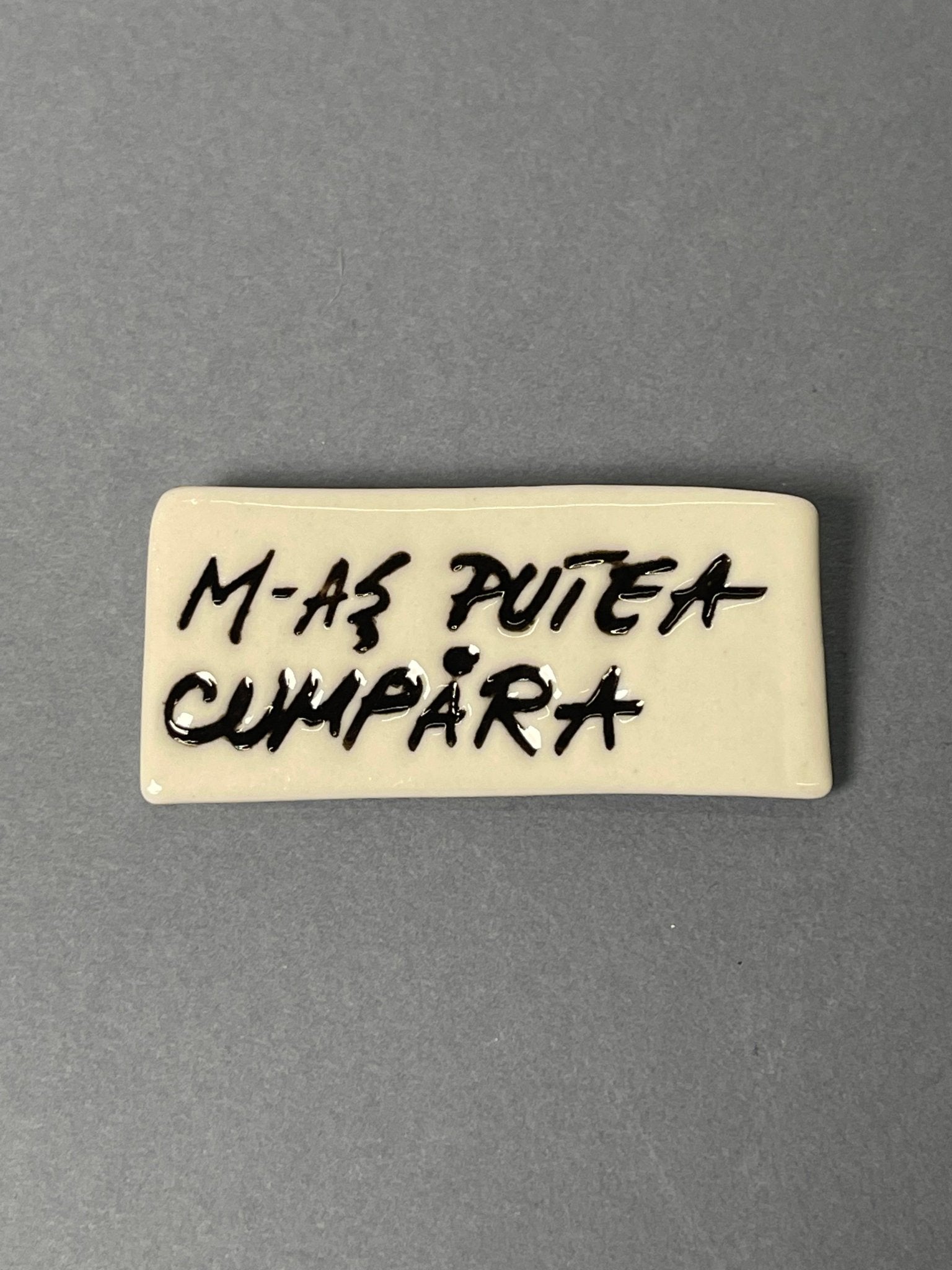 Broșă porțelan "M - aș putea cumpăra" - Diana Vasilescu - Accesorii Bijuterie