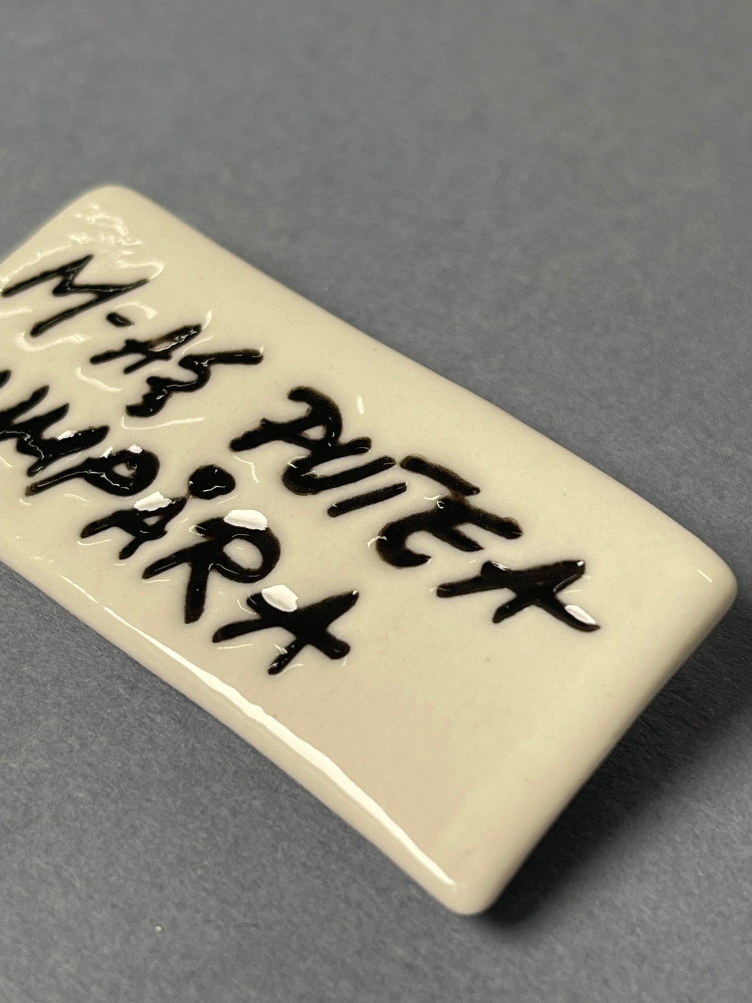 Broșă porțelan "M - aș putea cumpăra" - Diana Vasilescu - Accesorii Bijuterie