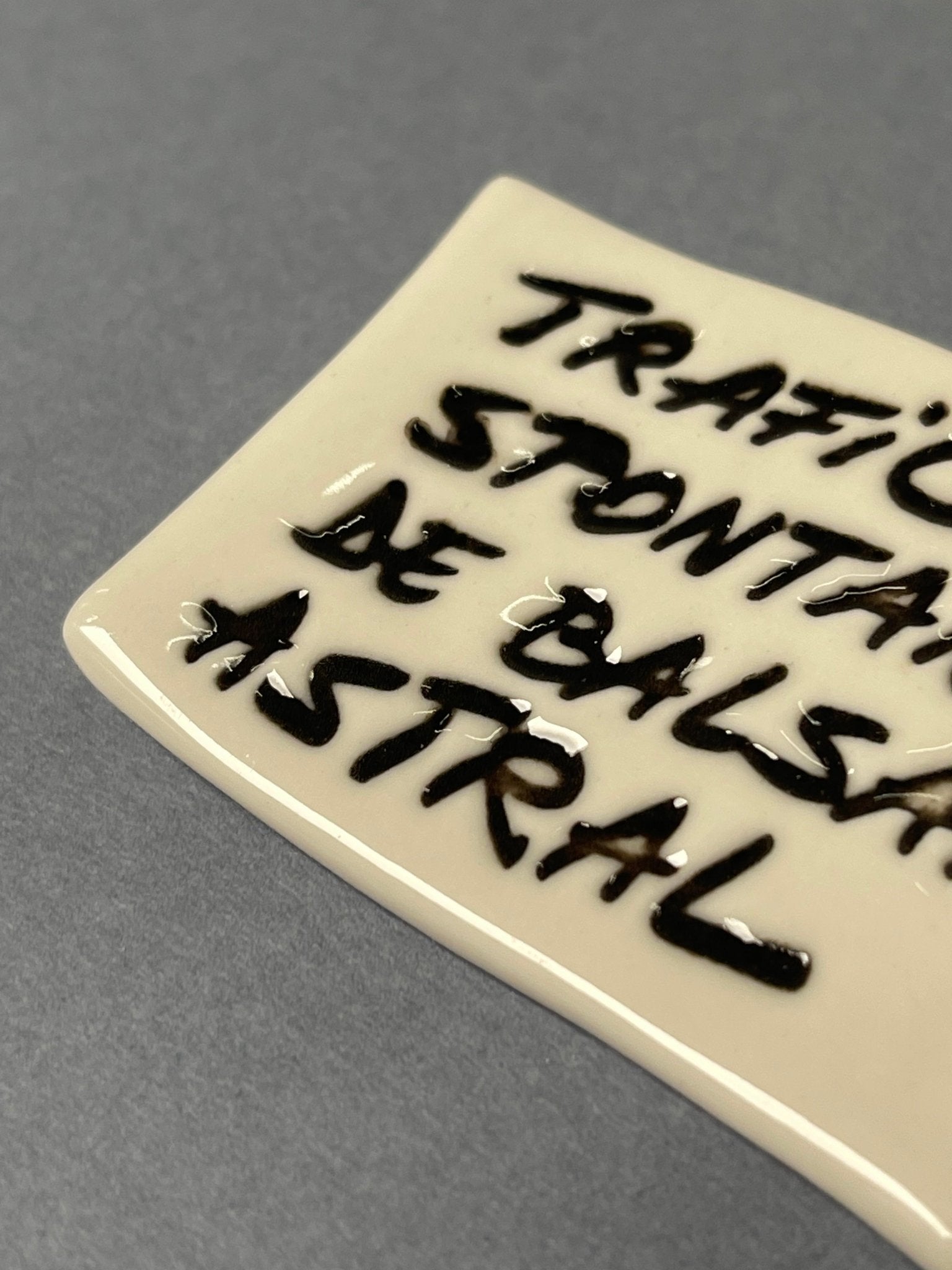 Broșă porțelan "Trafic spontan de balsam astral" - Diana Vasilescu - Accesorii Bijuterie